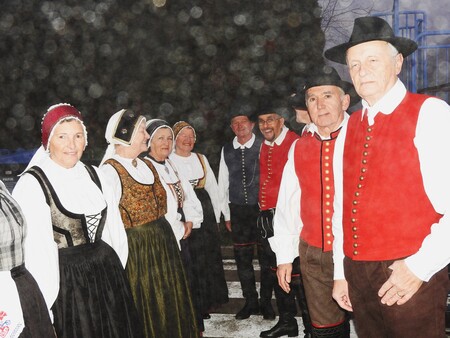 S plesi so navdušili člani Kulturnega društva Folklora Cerklje